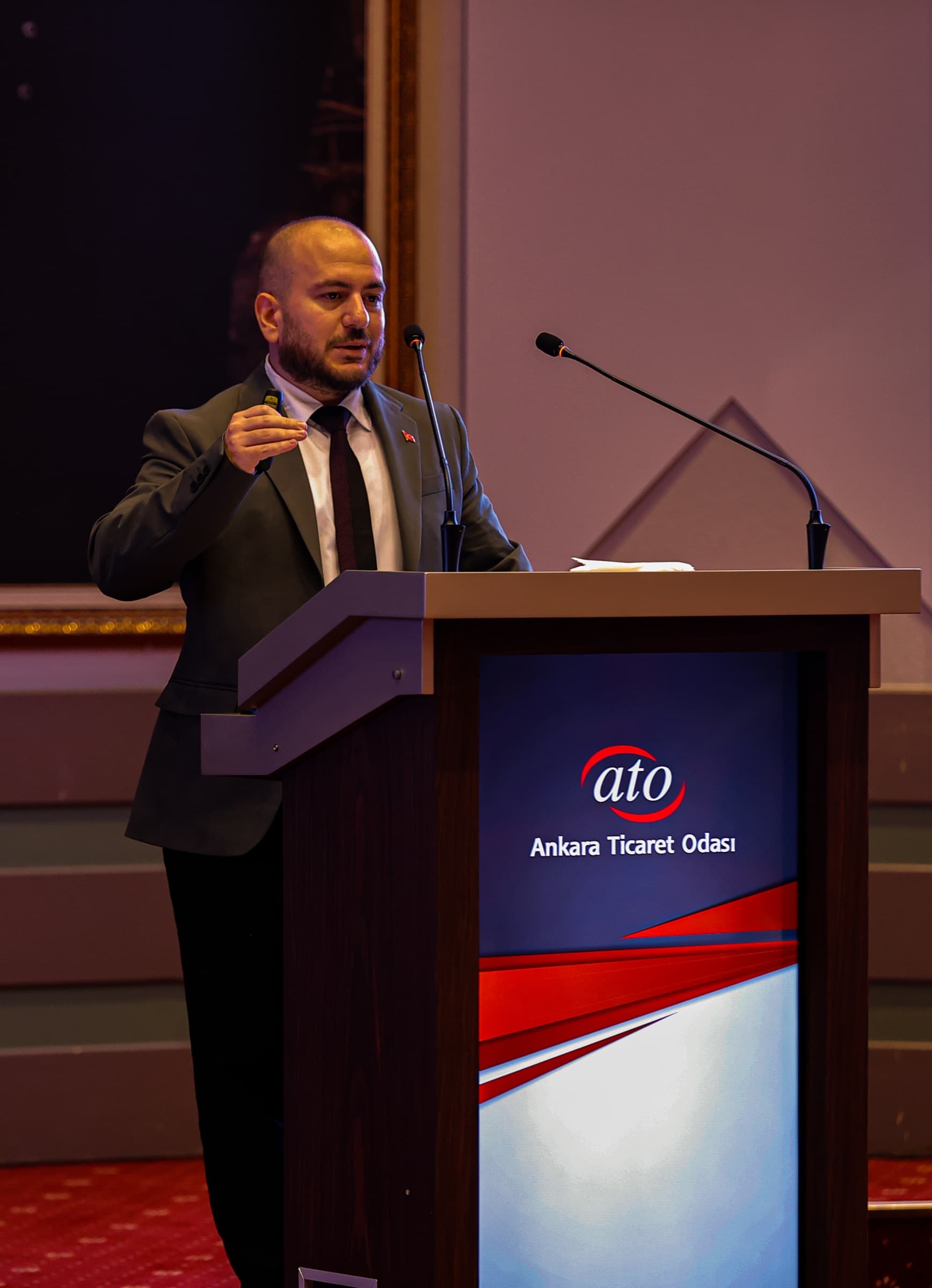 EduVigo kurucusu, Ankara Ticaret Odası'nda bir e-ticaret eğitim oturumunda konuşurken