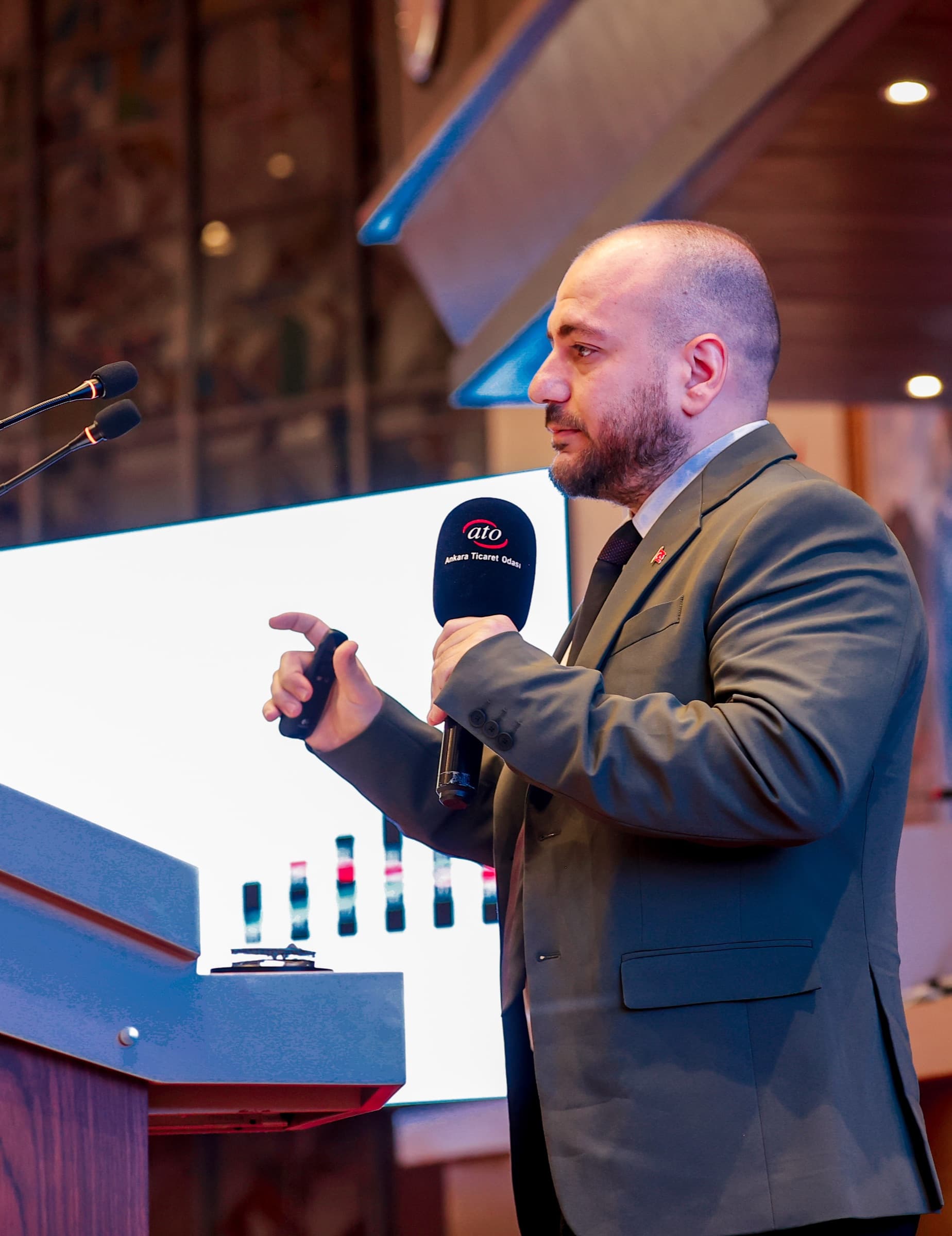 EduVigo kurucusu, Ankara Ticaret Odası'nda düzenlenen bir e-ticaret eğitim oturumunda konuşurken